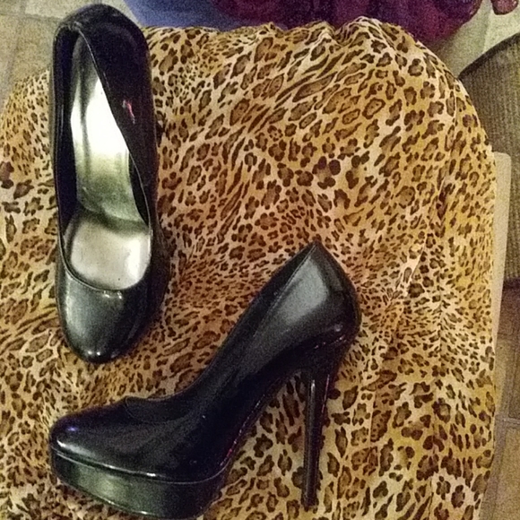 Black Attention brand patent leather 5 inch heels. - Picture 2 of 4